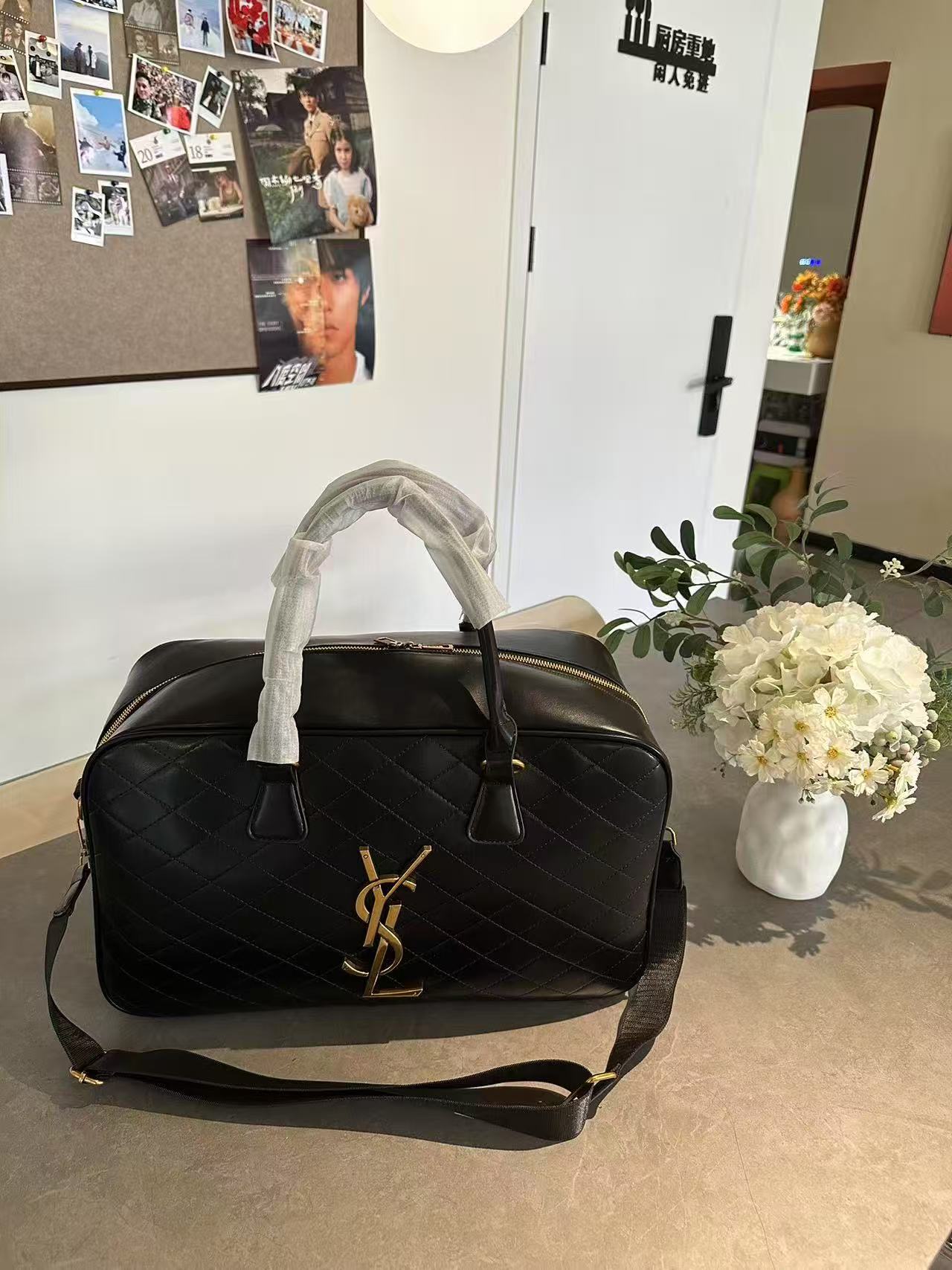 Bolso de viaje acolchado grande con asas y correa ajustable – maleta de mano elegante mujer estilo lujo