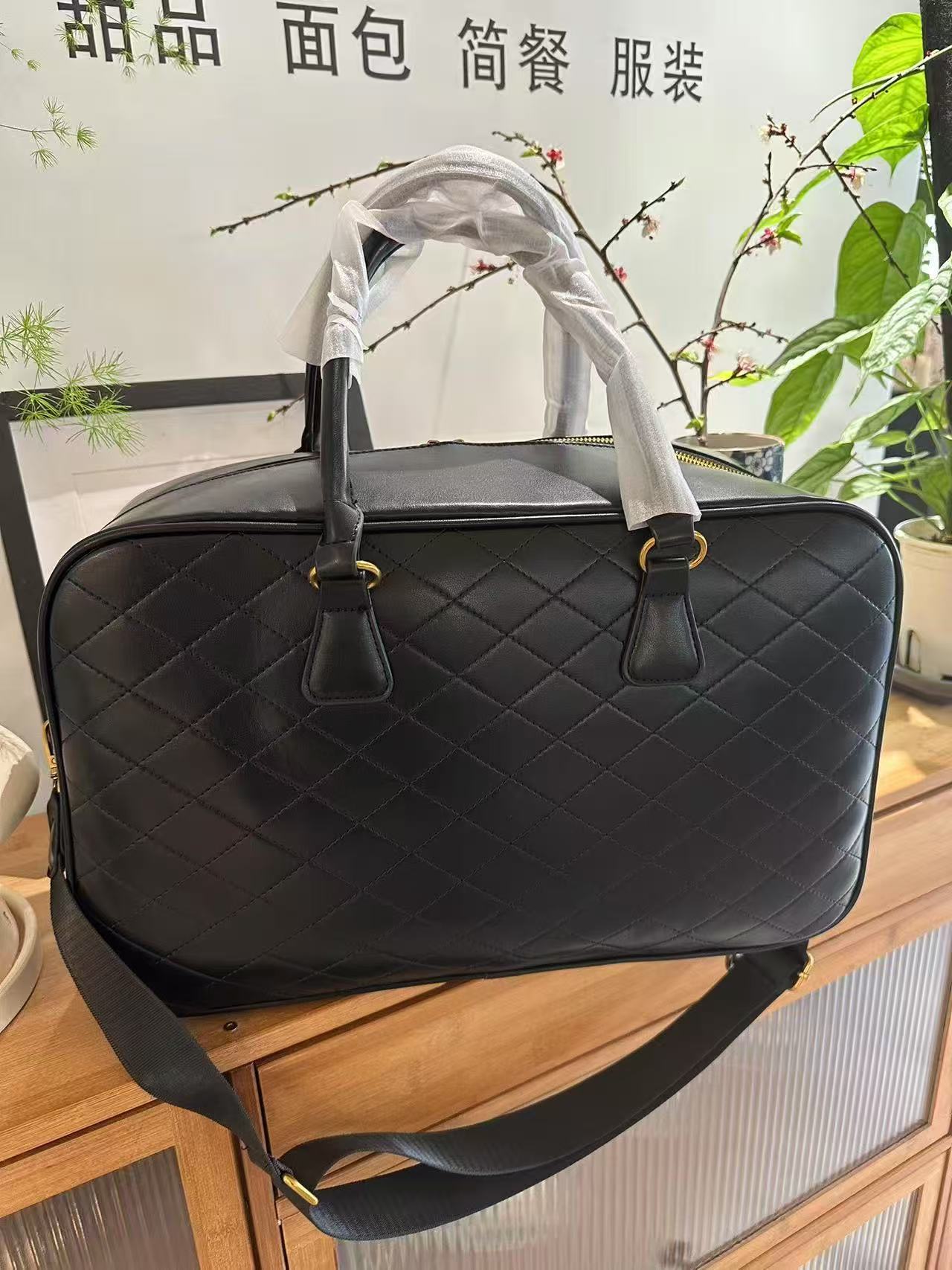 Bolso de viaje acolchado grande con asas y correa ajustable – maleta de mano elegante mujer estilo lujo