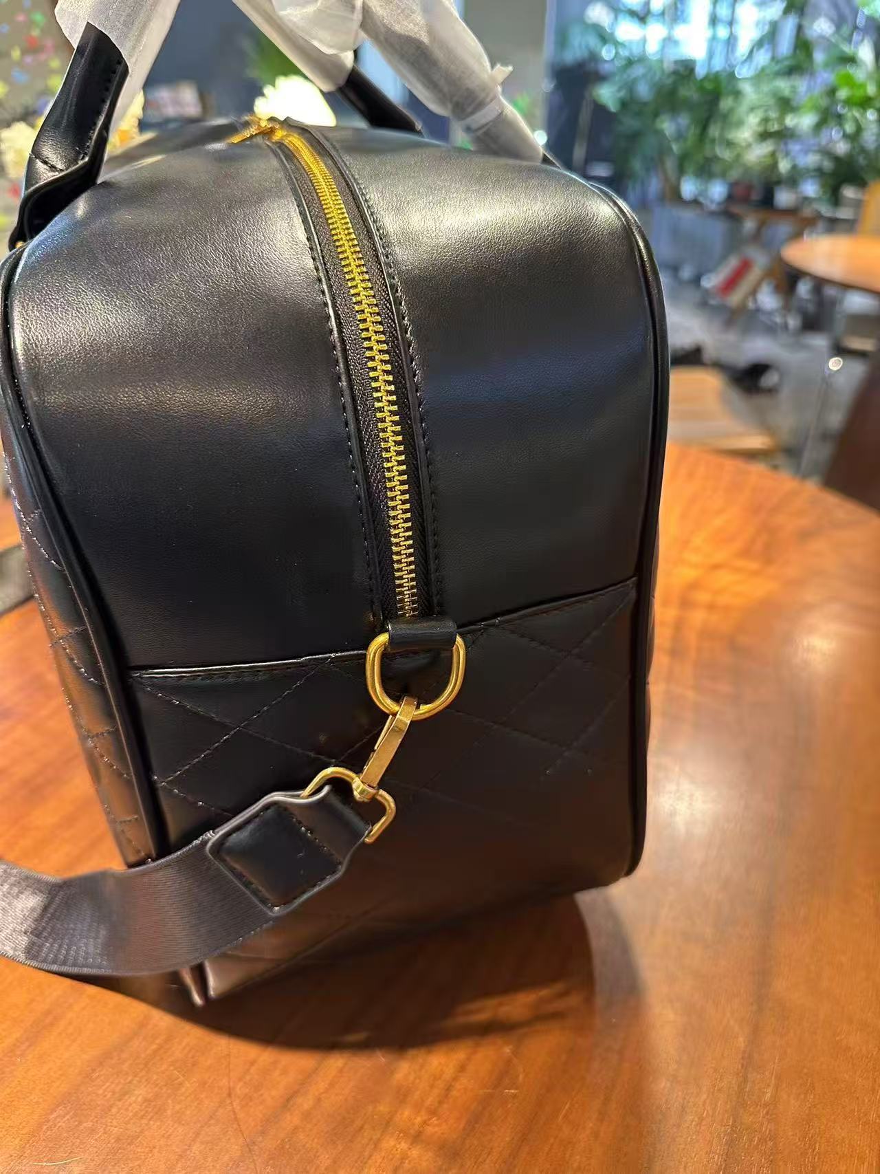 Bolso de viaje acolchado grande con asas y correa ajustable – maleta de mano elegante mujer estilo lujo
