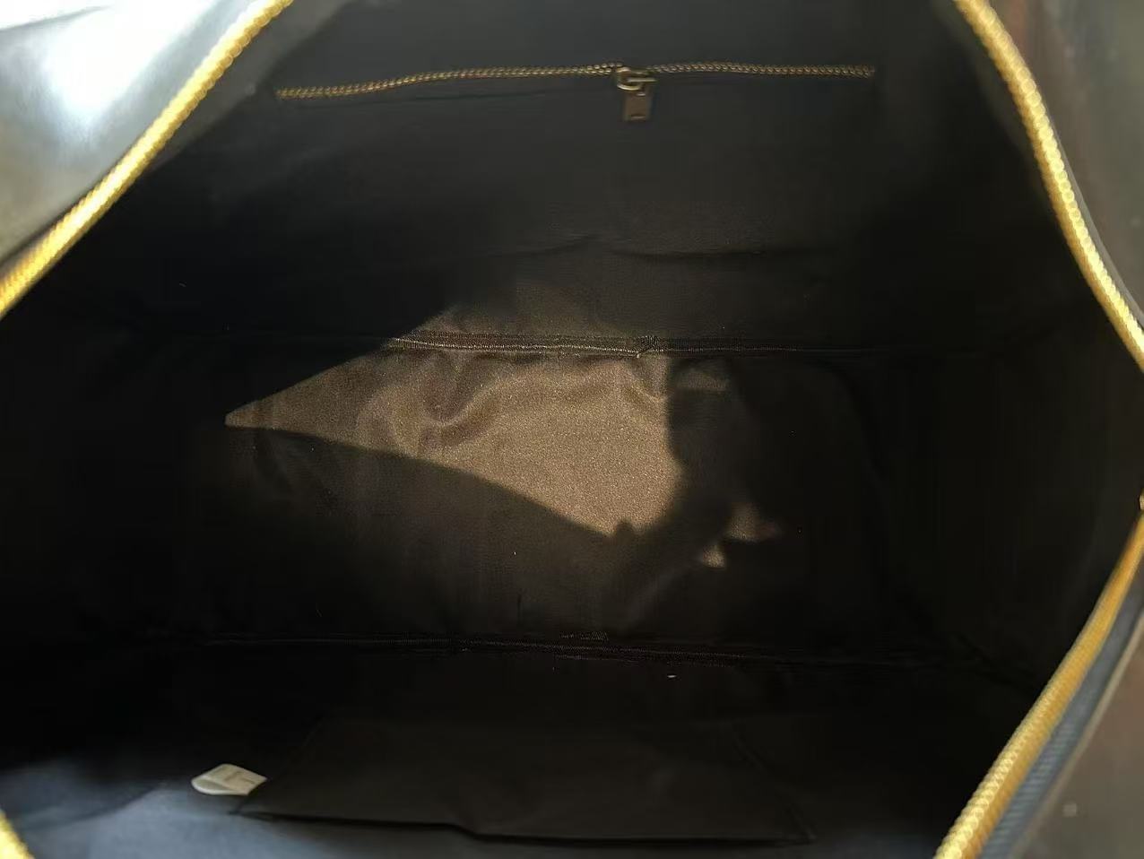 Bolso de viaje acolchado grande con asas y correa ajustable – maleta de mano elegante mujer estilo lujo