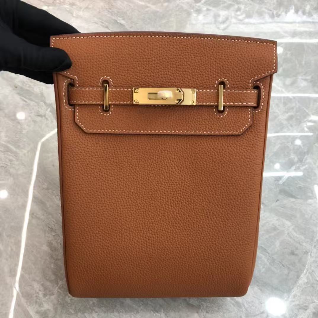 Cartera estructurada minimalista con herraje metálico – bolso elegante mujer estilo lujo