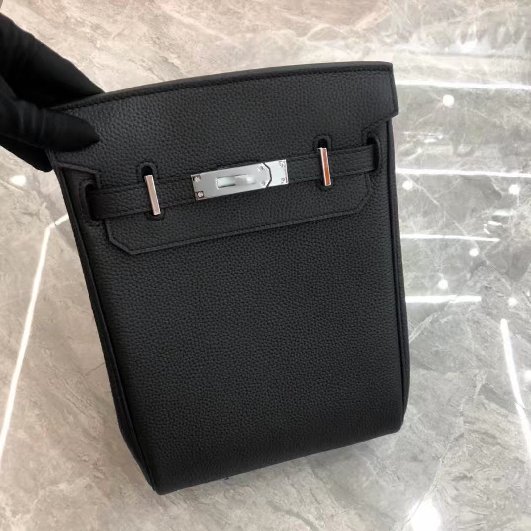 Cartera estructurada minimalista con herraje metálico – bolso elegante mujer estilo lujo