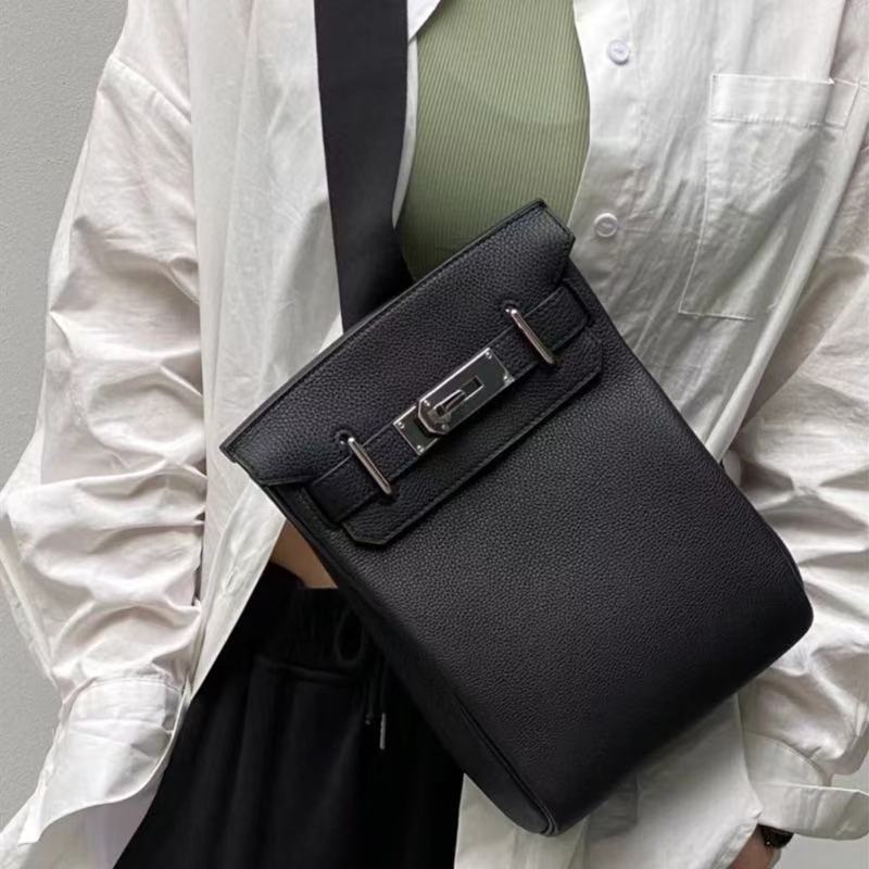 Cartera estructurada minimalista con herraje metálico – bolso elegante mujer estilo lujo