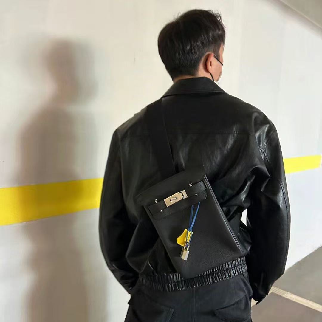 Cartera estructurada minimalista con herraje metálico – bolso elegante mujer estilo lujo