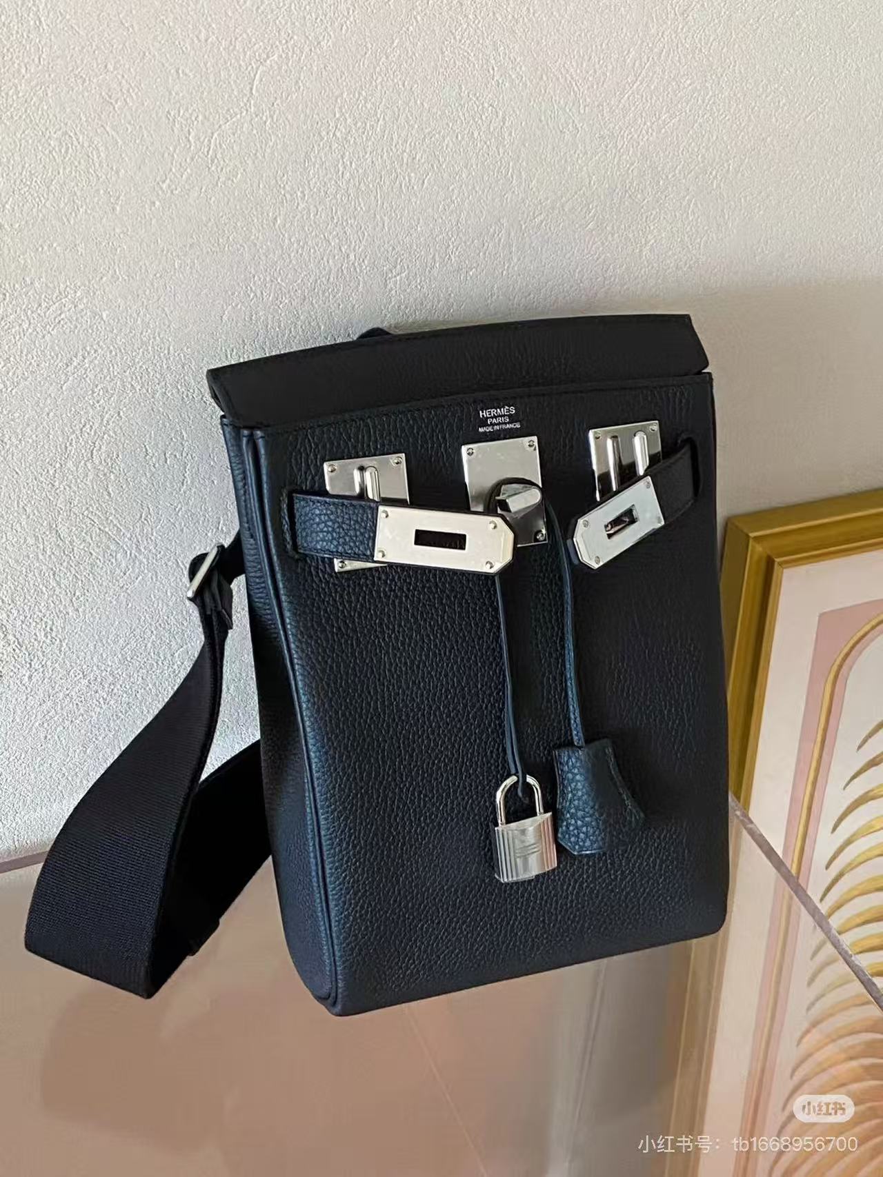 Cartera estructurada minimalista con herraje metálico – bolso elegante mujer estilo lujo