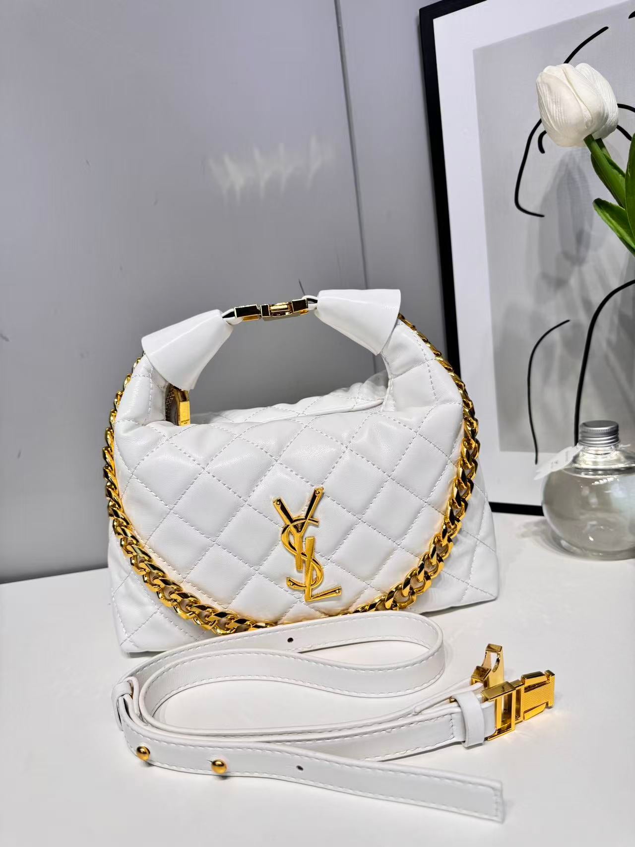 Cartera acolchada con cadena dorada y correa ajustable – bolso elegante mujer tipo lujo