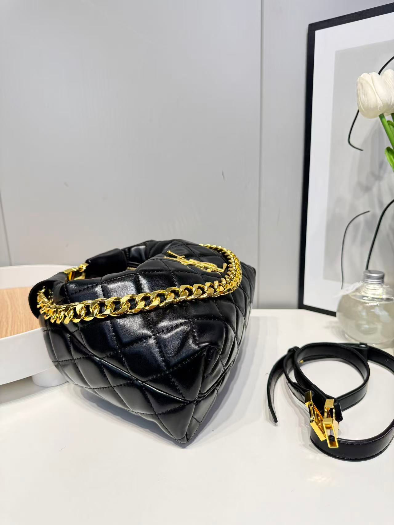 Cartera acolchada con cadena dorada y correa ajustable – bolso elegante mujer tipo lujo