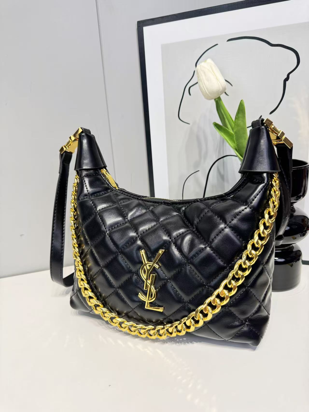 Cartera acolchada con cadena dorada y correa ajustable – bolso elegante mujer tipo lujo