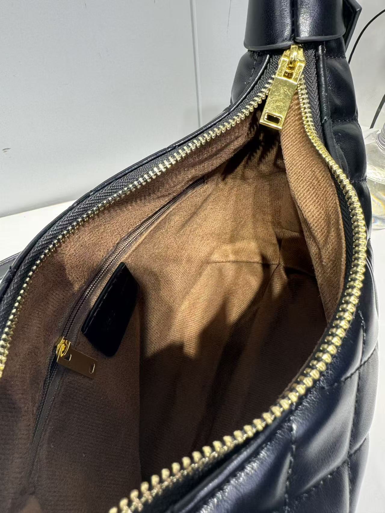 Cartera acolchada con cadena dorada y correa ajustable – bolso elegante mujer tipo lujo