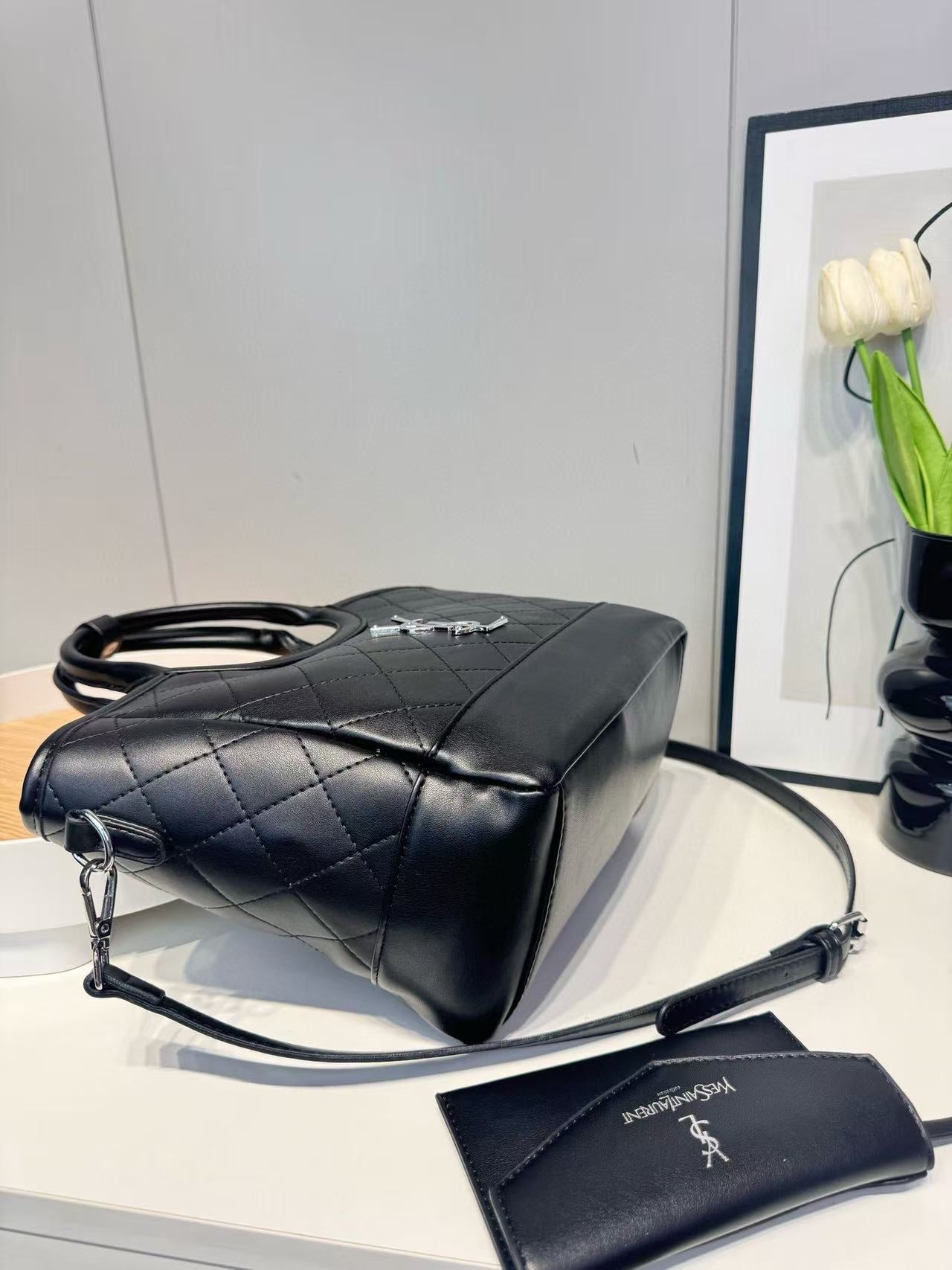 Cartera tipo tote acolchada con asa redonda y correa ajustable – bolso elegante mujer estilo lujo