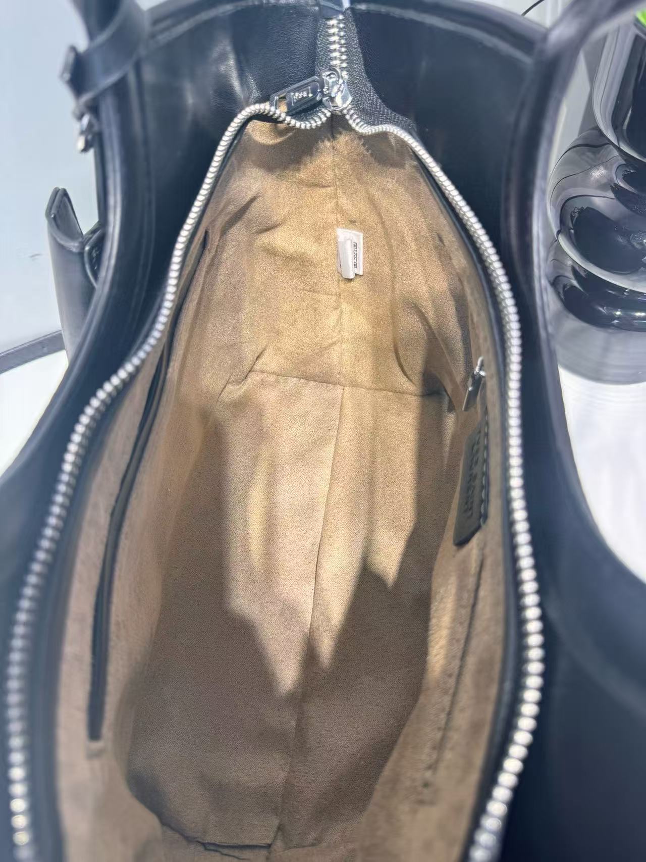 Cartera tipo tote acolchada con asa redonda y correa ajustable – bolso elegante mujer estilo lujo