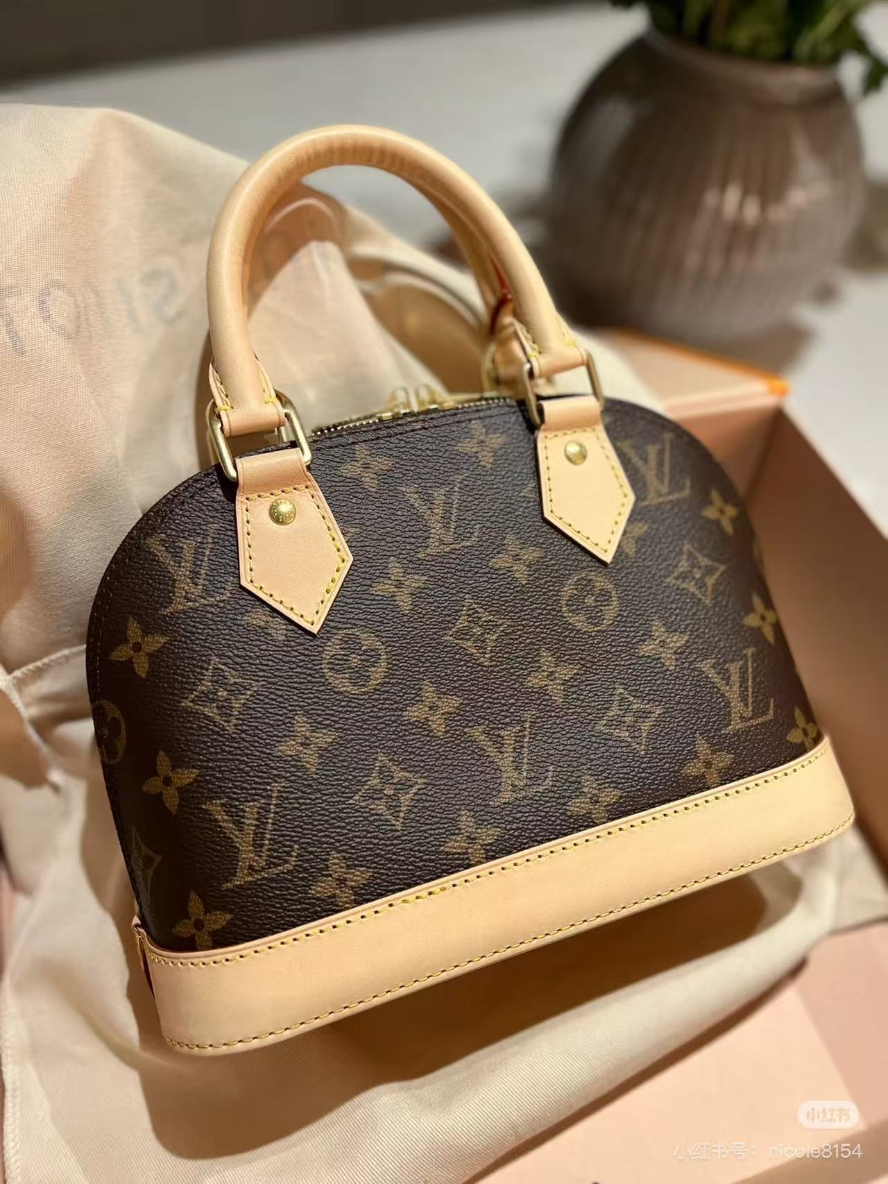 Cartera tipo baúl estructurada con asas y correa ajustable – bolso elegante mujer estilo lujo clásico