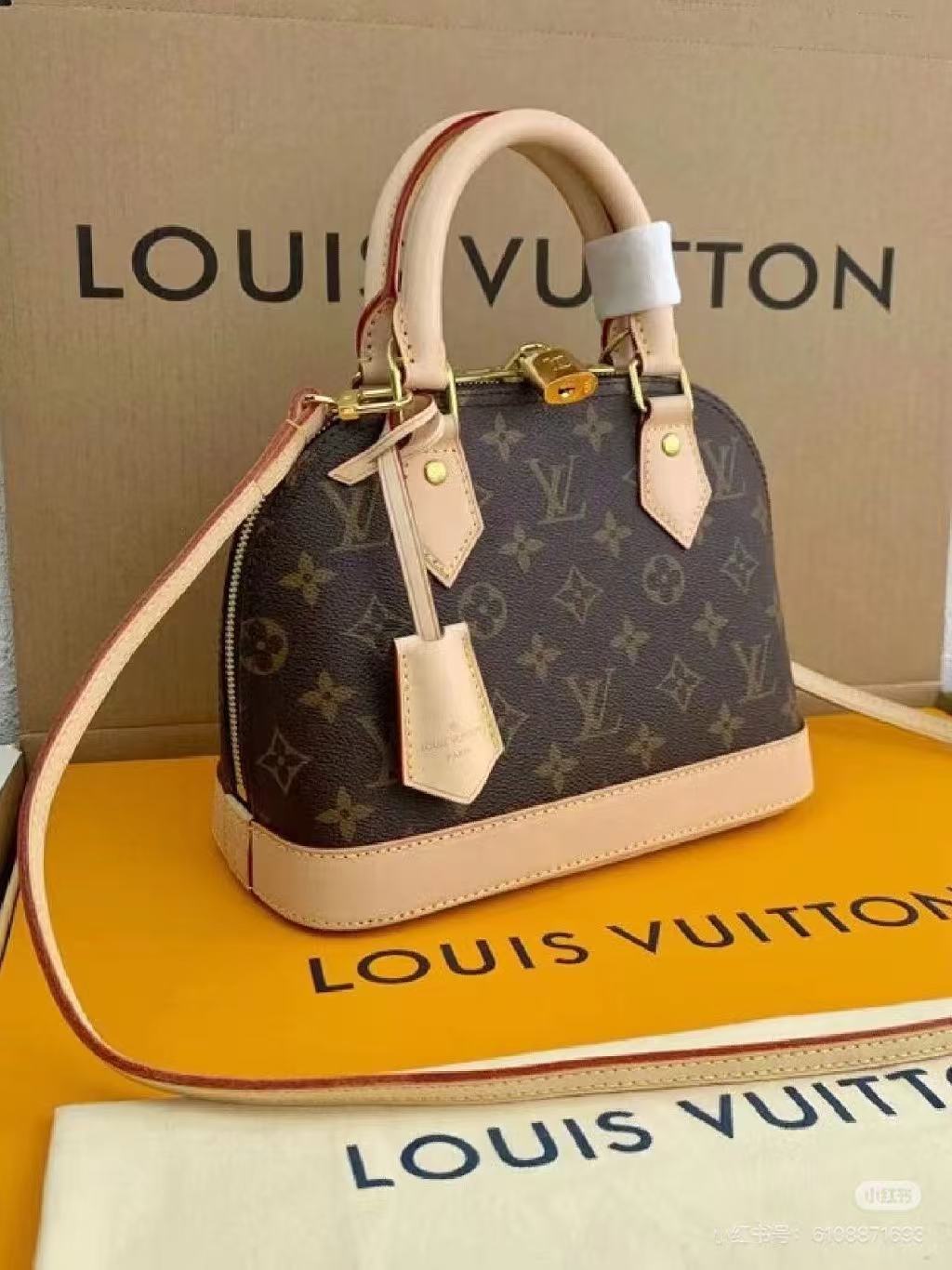 Cartera tipo baúl estructurada con asas y correa ajustable – bolso elegante mujer estilo lujo clásico