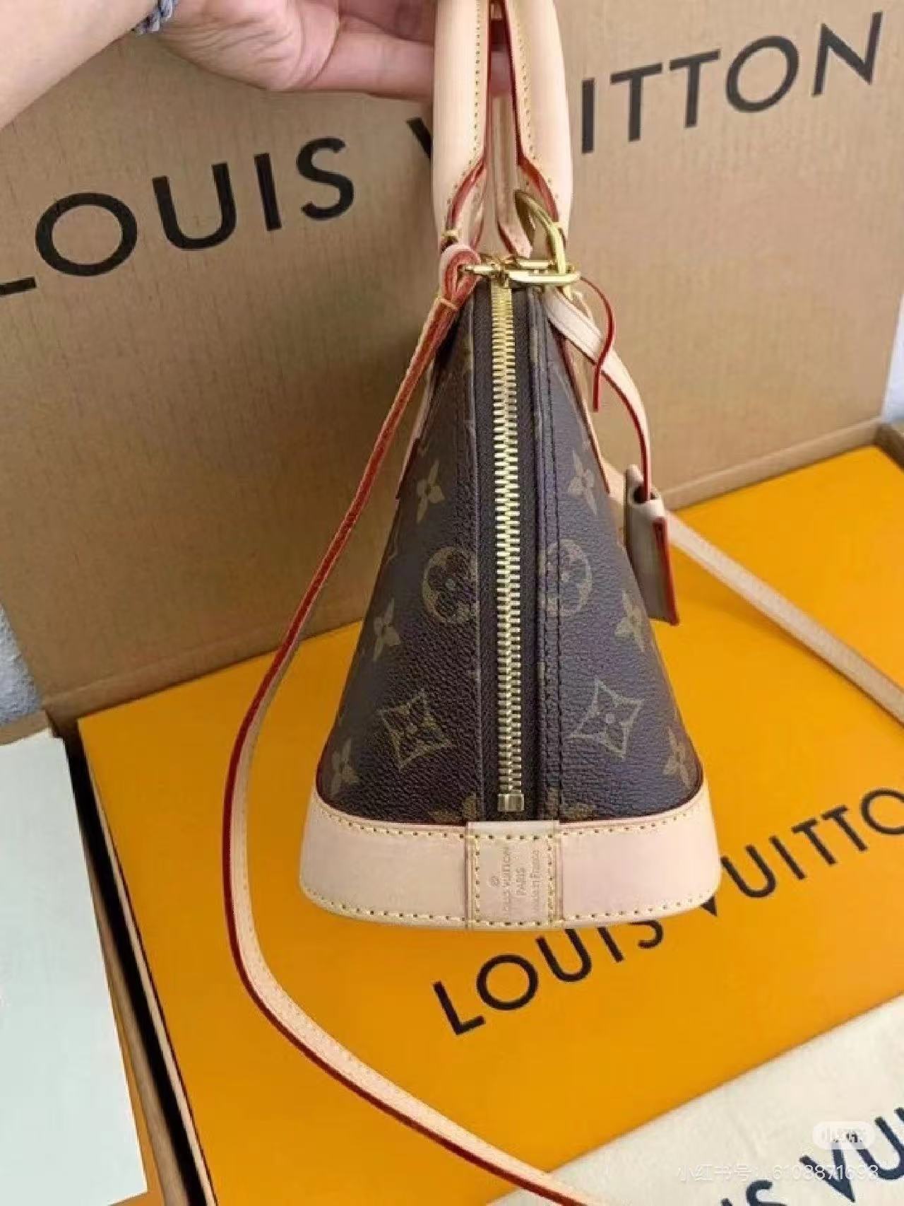 Cartera tipo baúl estructurada con asas y correa ajustable – bolso elegante mujer estilo lujo clásico