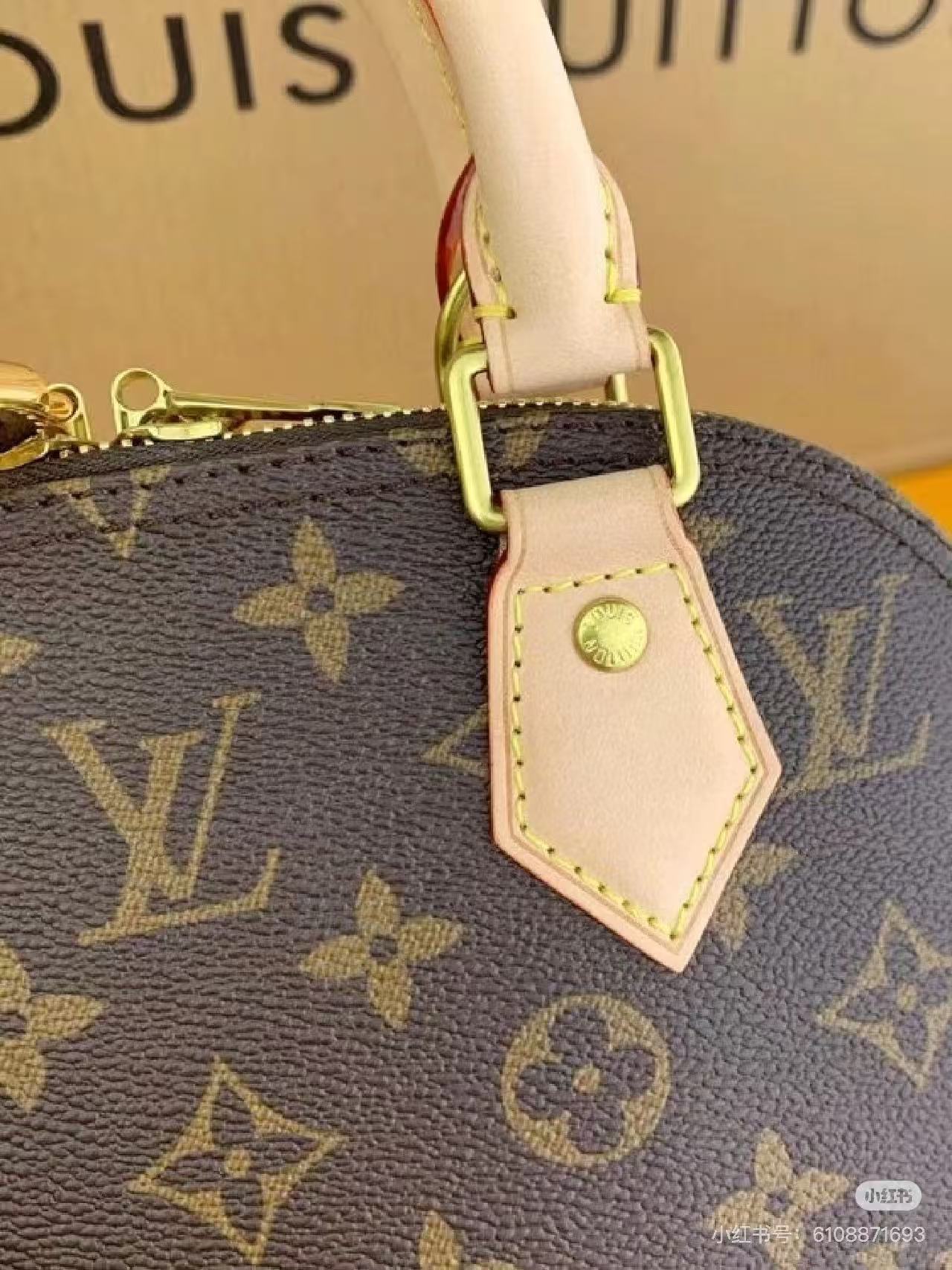 Cartera tipo baúl estructurada con asas y correa ajustable – bolso elegante mujer estilo lujo clásico