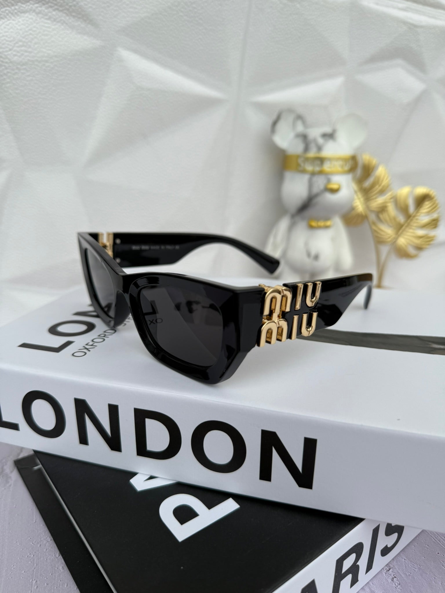 Lentes de Sol Miumiu Black con Detalle Dorado