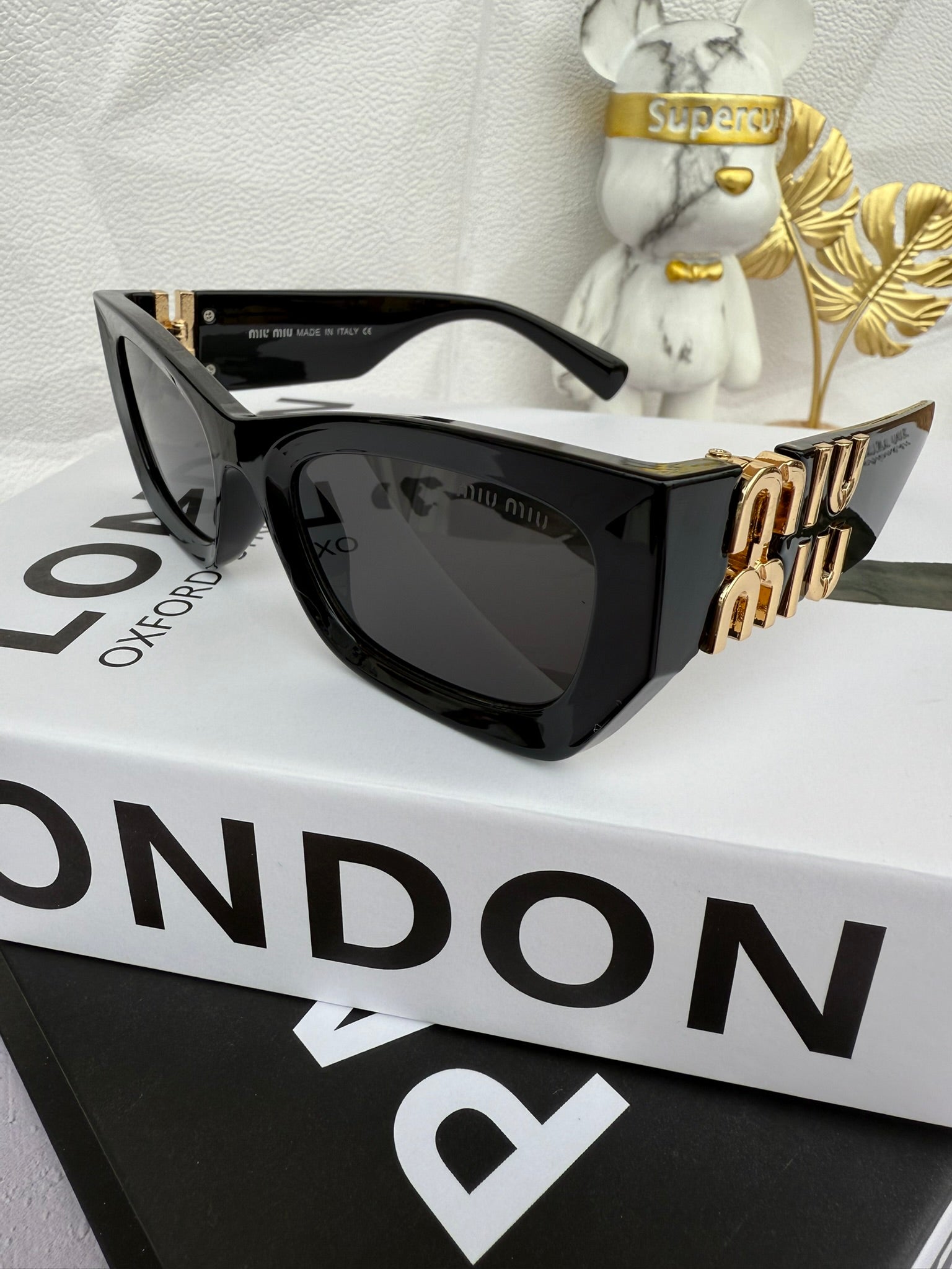 Lentes de Sol Miumiu Black con Detalle Dorado