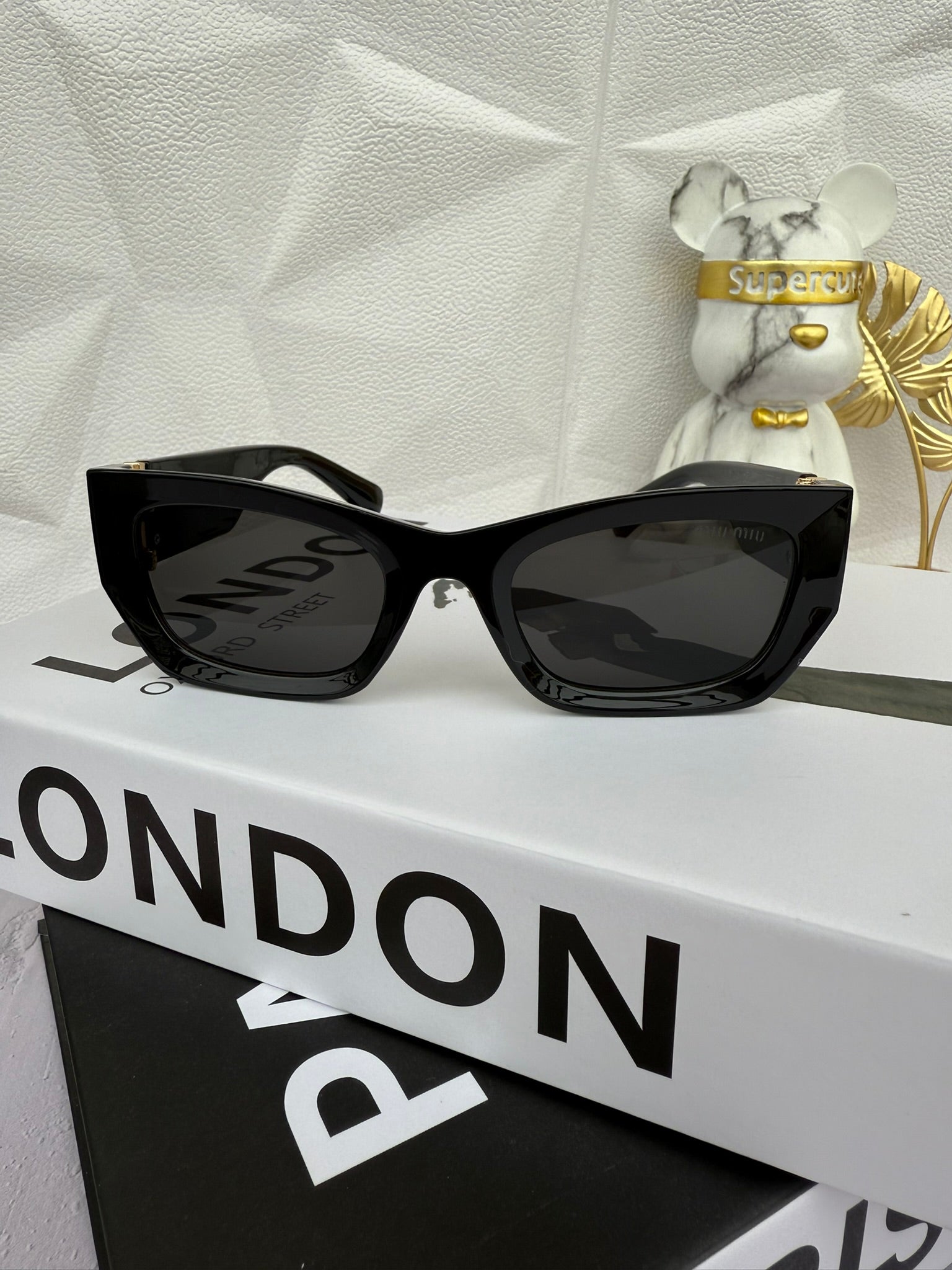 Lentes de Sol Miumiu Black con Detalle Dorado