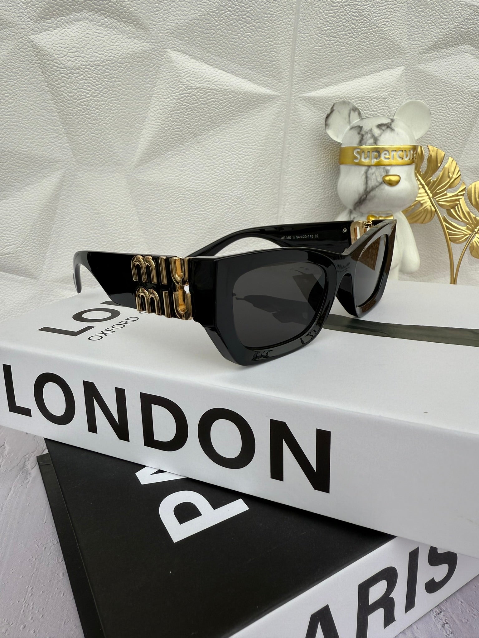 Lentes de Sol Miumiu Black con Detalle Dorado