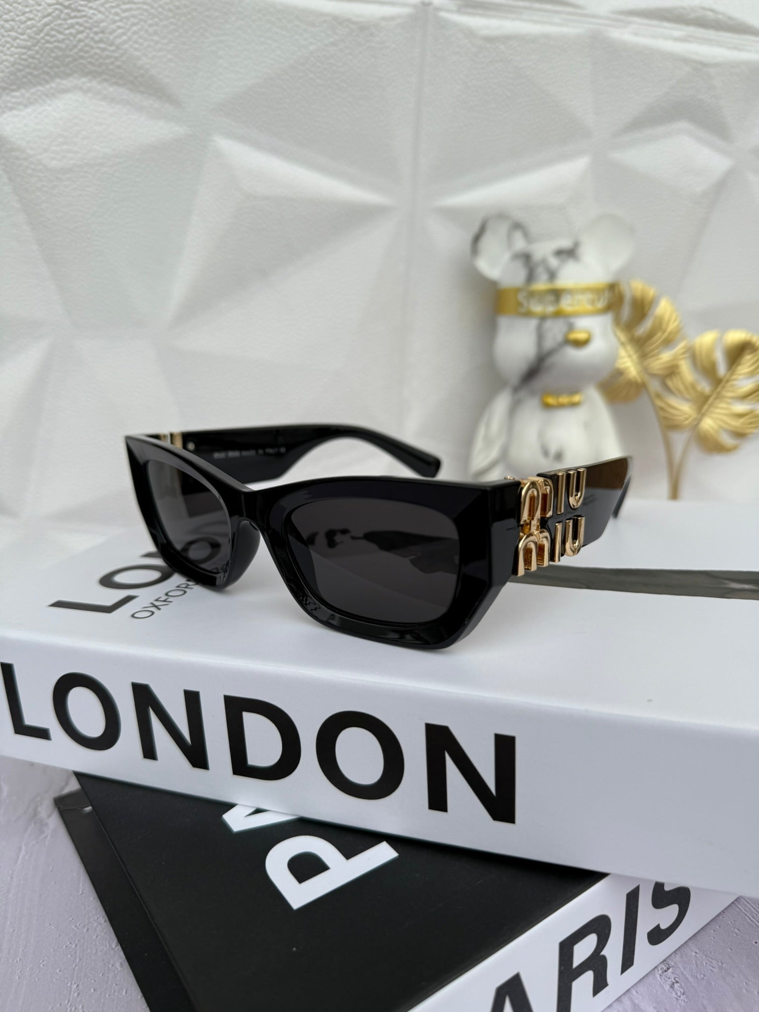 Lentes de Sol Miumiu Black con Detalle Dorado