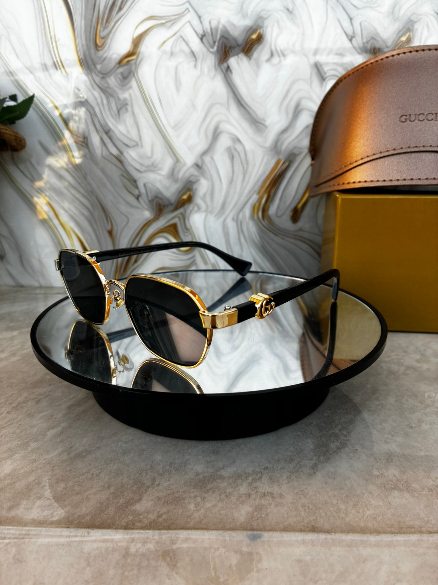 🕶️ Lentes de Sol Gucci Hexagonal Geometric – Elegancia Metálica