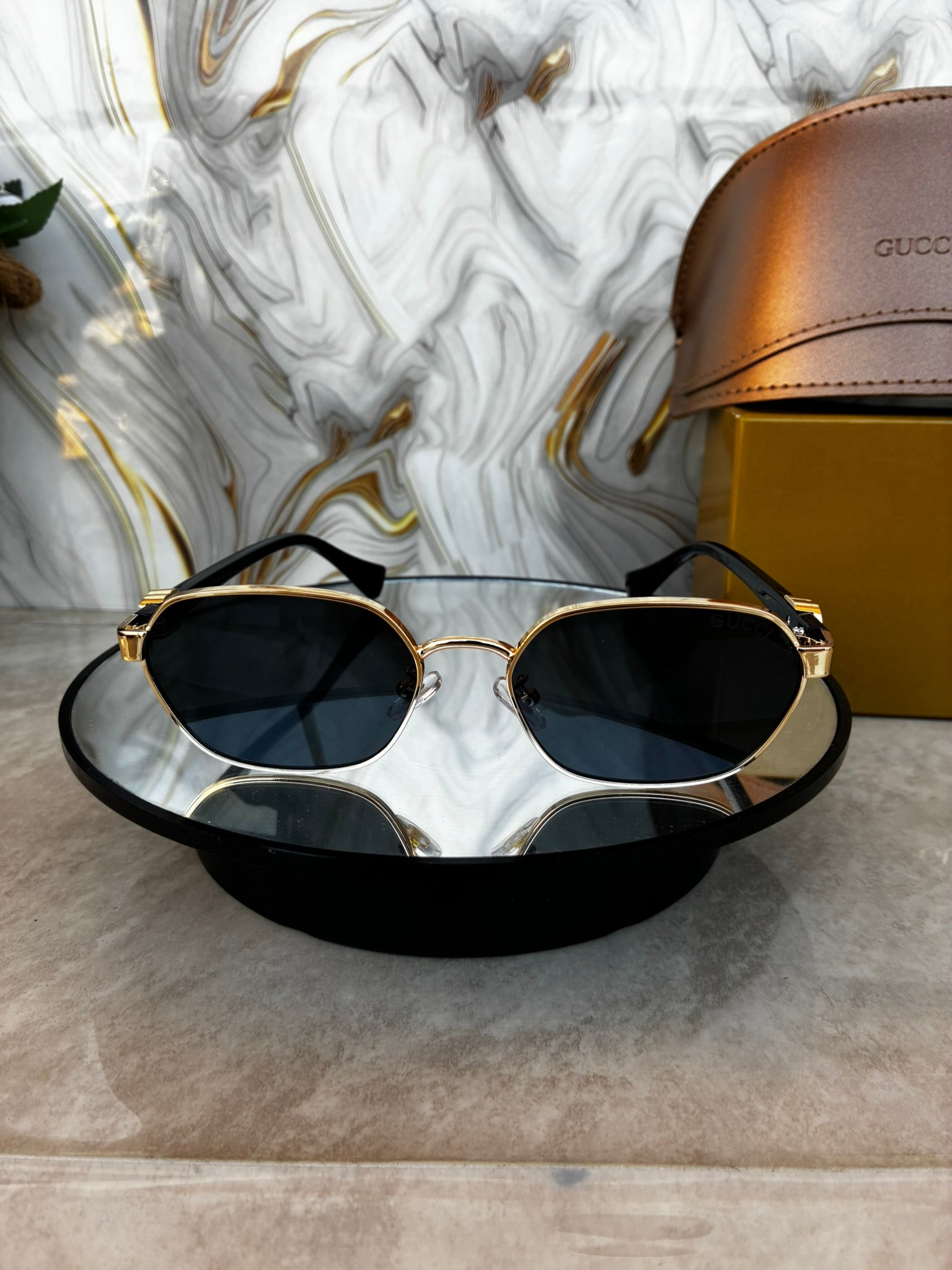 🕶️ Lentes de Sol Gucci Hexagonal Geometric – Elegancia Metálica