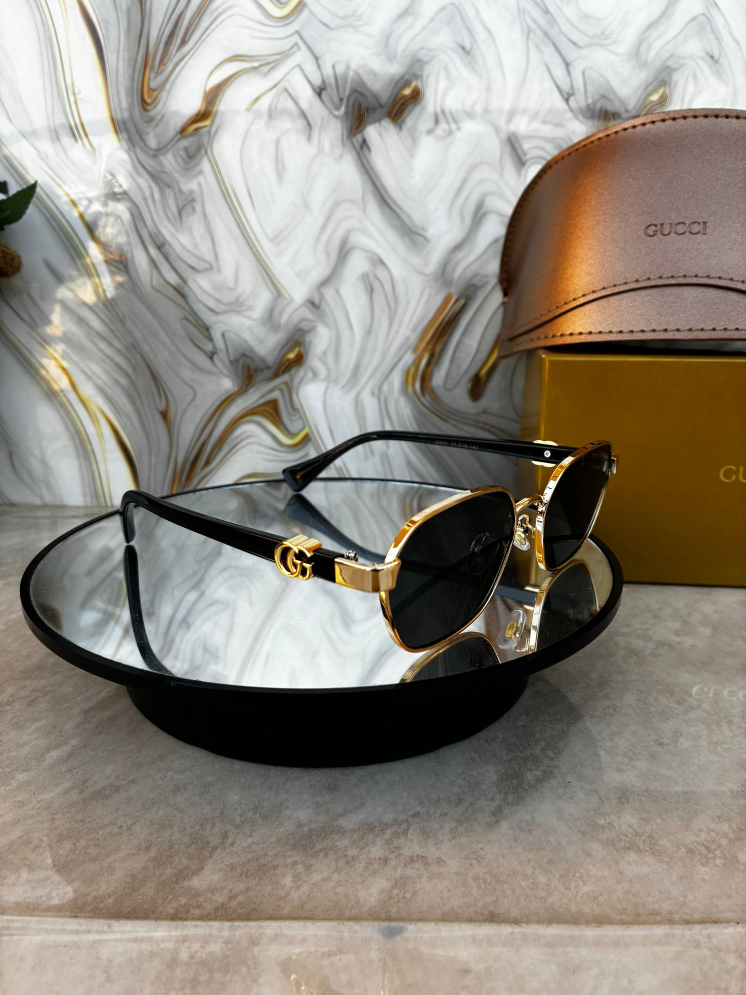 🕶️ Lentes de Sol Gucci Hexagonal Geometric – Elegancia Metálica