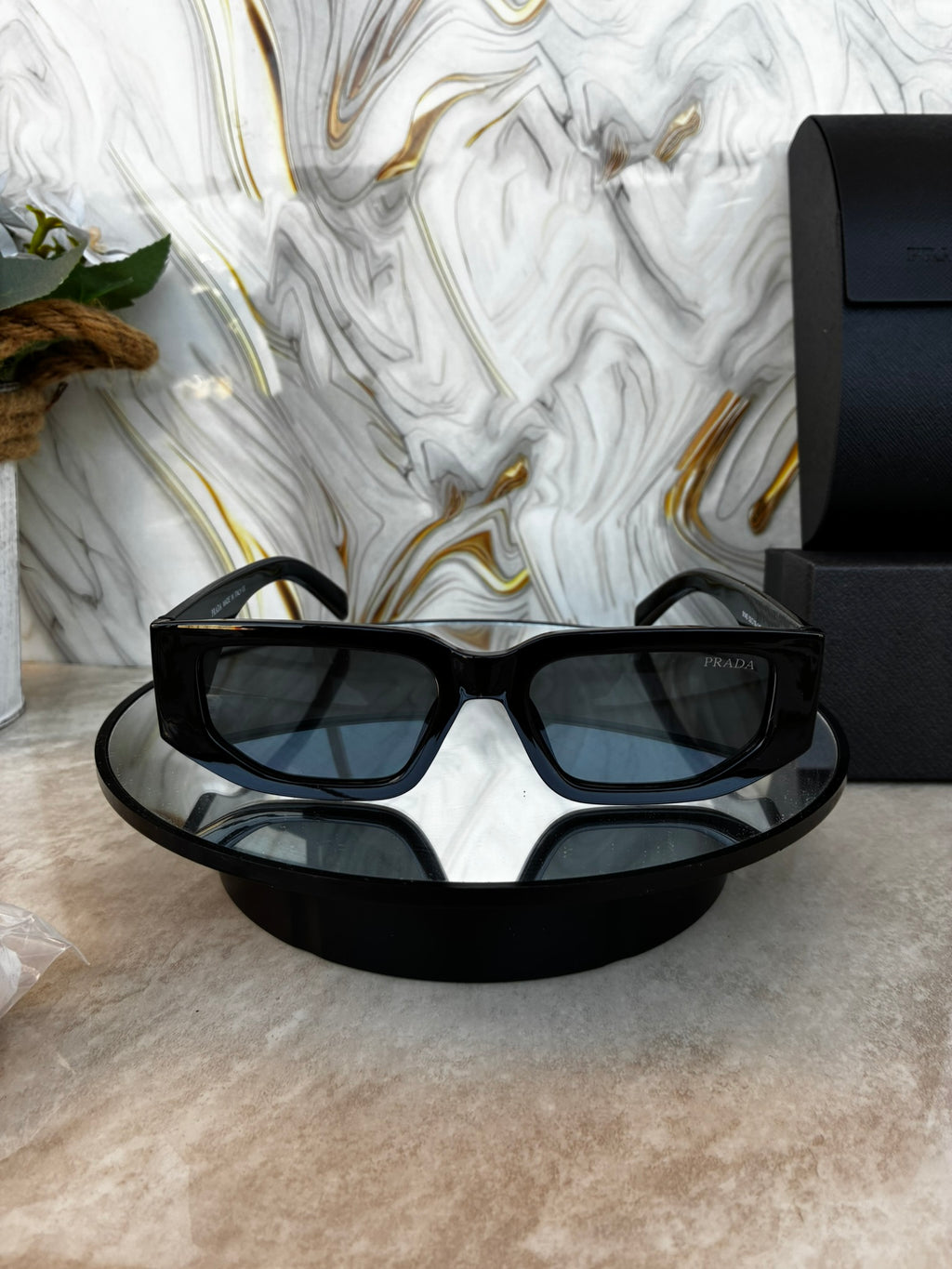 🕶️ Lentes de Sol prada  – Estilo Icónico y Urbano