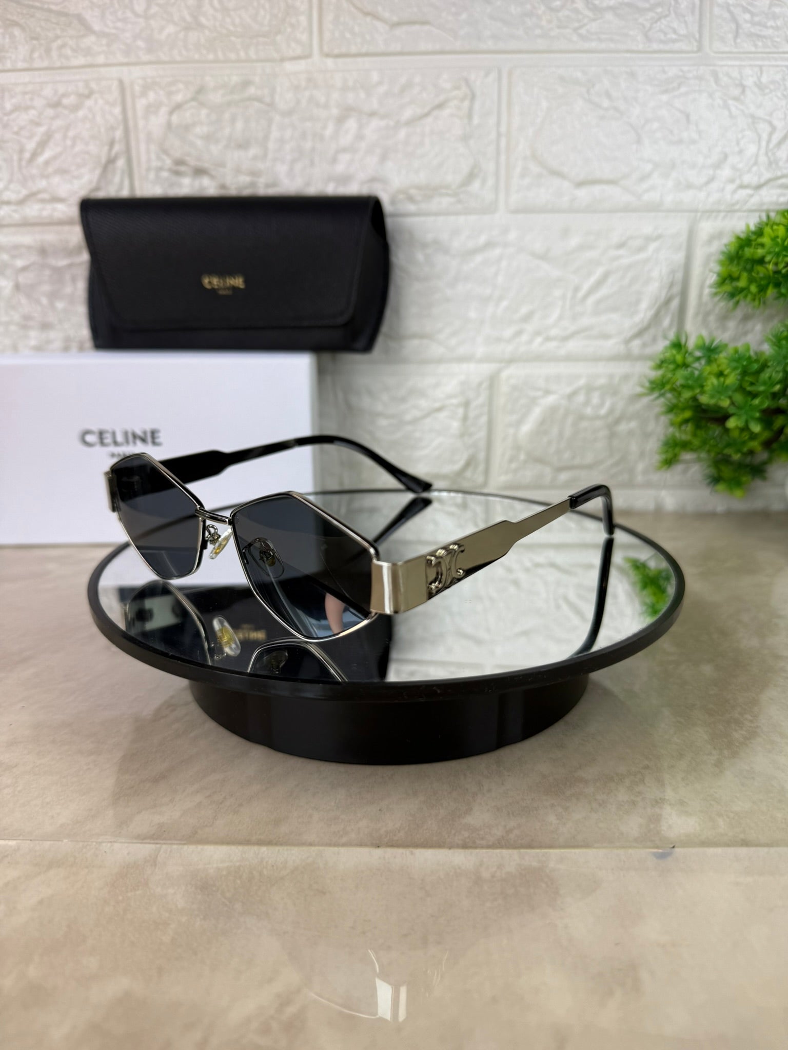 🕶️ Lentes de Sol CELINE Triangulares – Elegancia Moderna con Filtro UV400