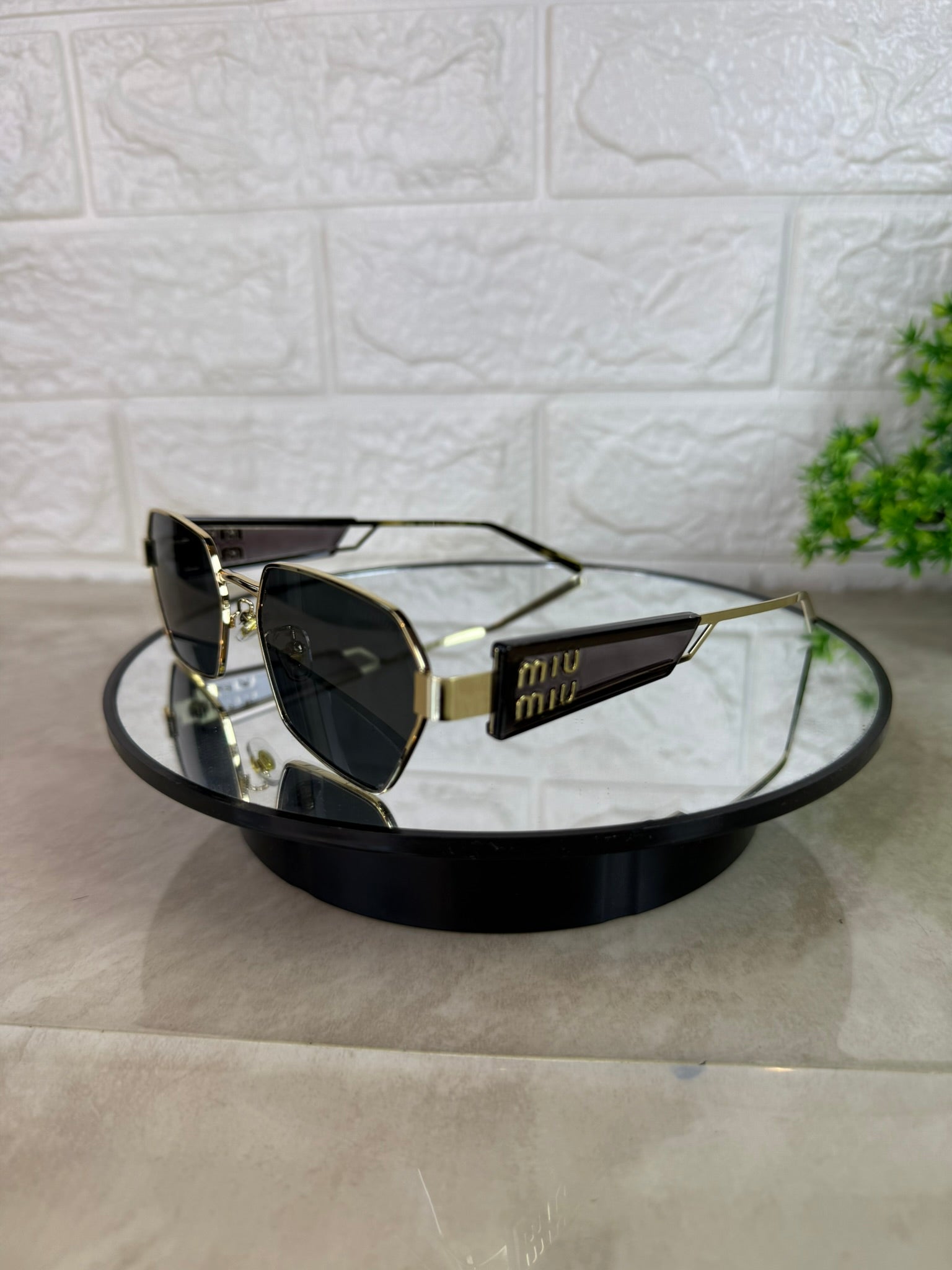 🕶️ Lentes de Sol MIU MIU Hexagonales – Estilo Único con Filtro UV400