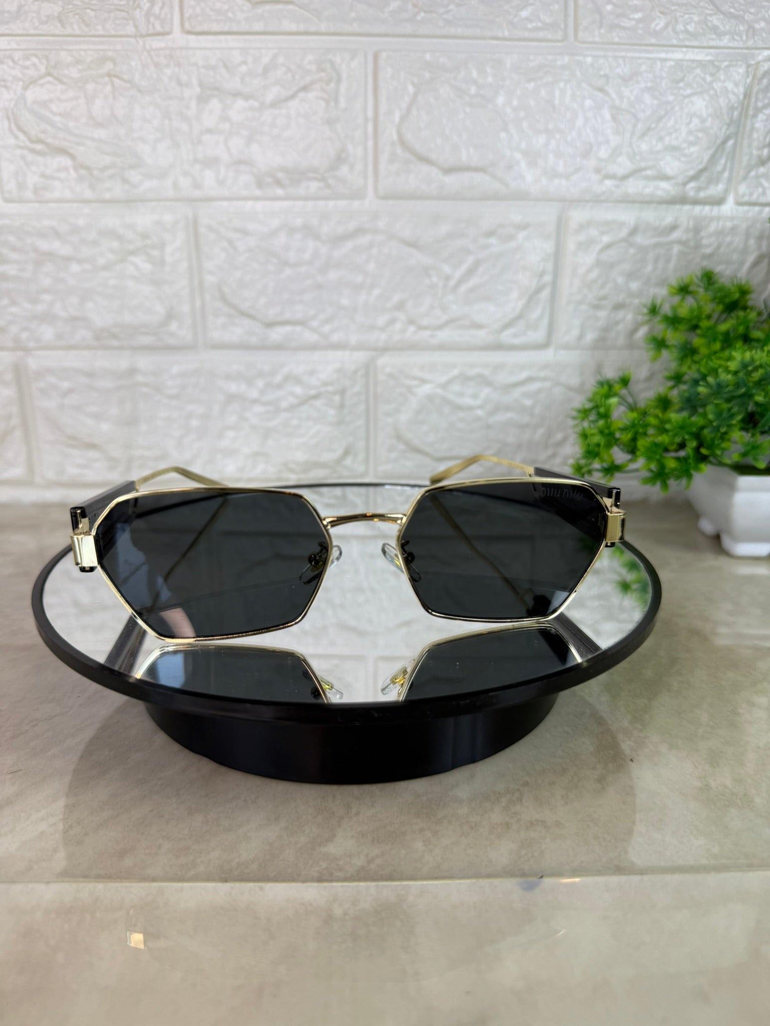 🕶️ Lentes de Sol MIU MIU Hexagonales – Estilo Único con Filtro UV400