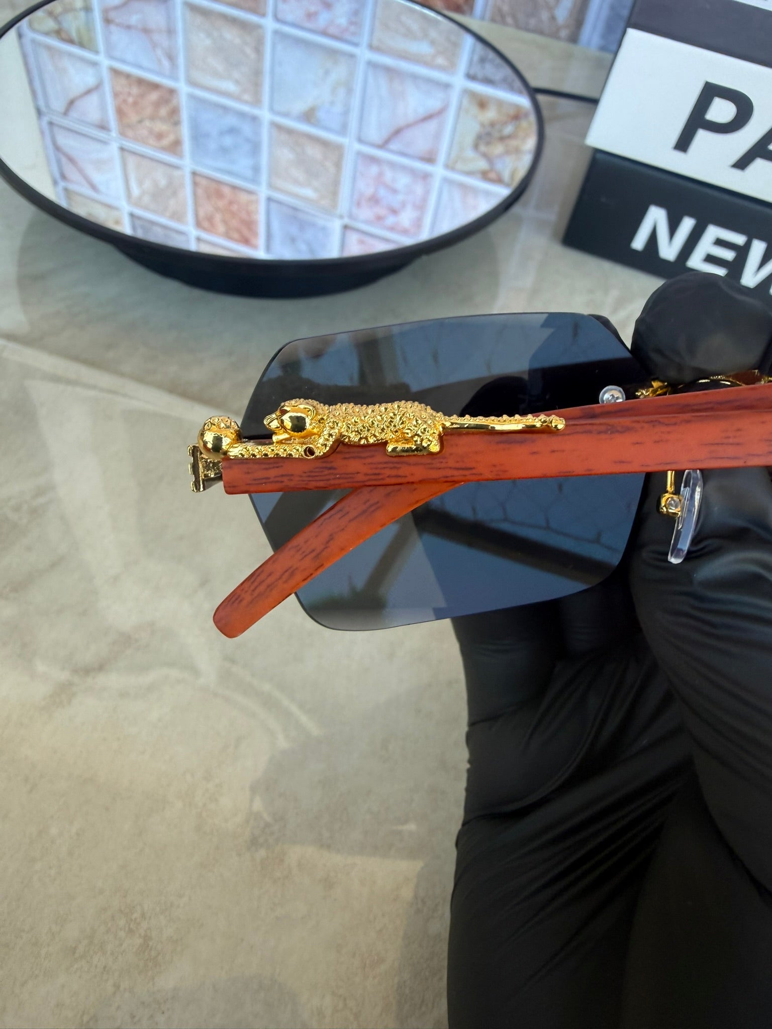 🕶️ Lentes de Sol Cartier – Café Madera con Detalles Dorados