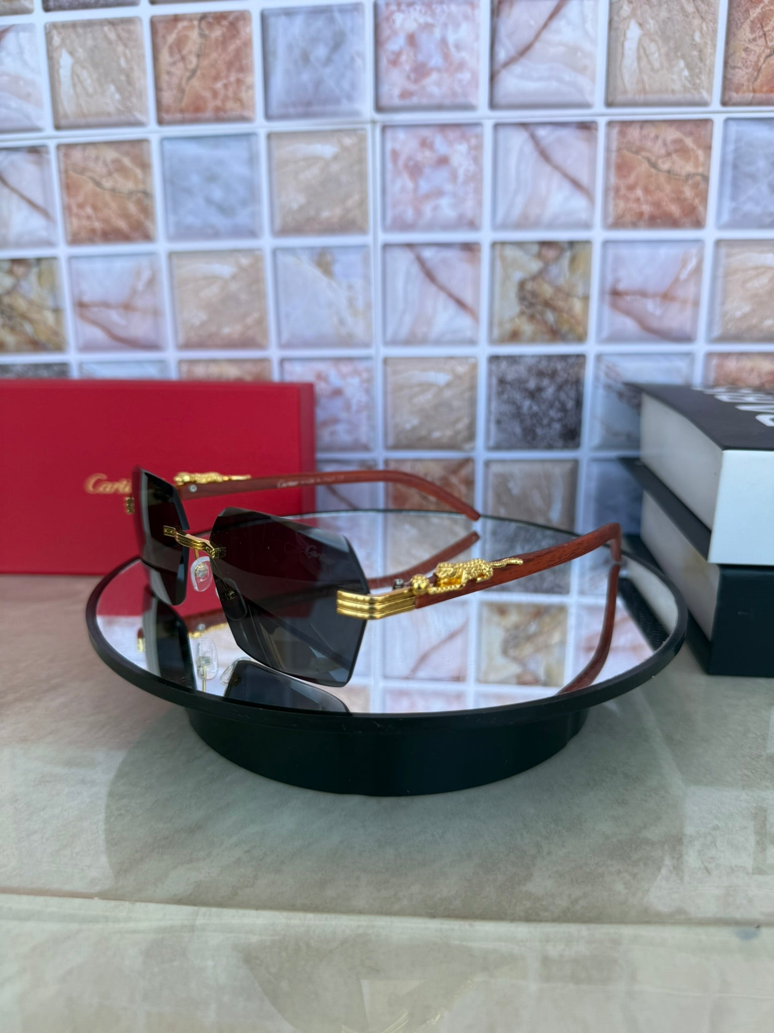 🕶️ Lentes de Sol Cartier – Café Madera con Detalles Dorados