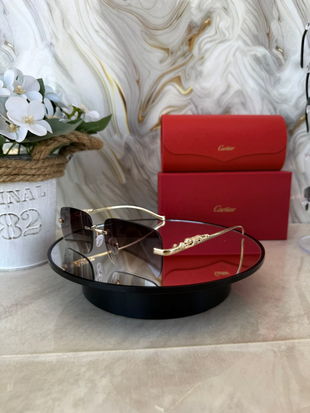 🕶️✨ Gafas Cartier – Diseño Rimless con Detalle Pantera ✨🕶️