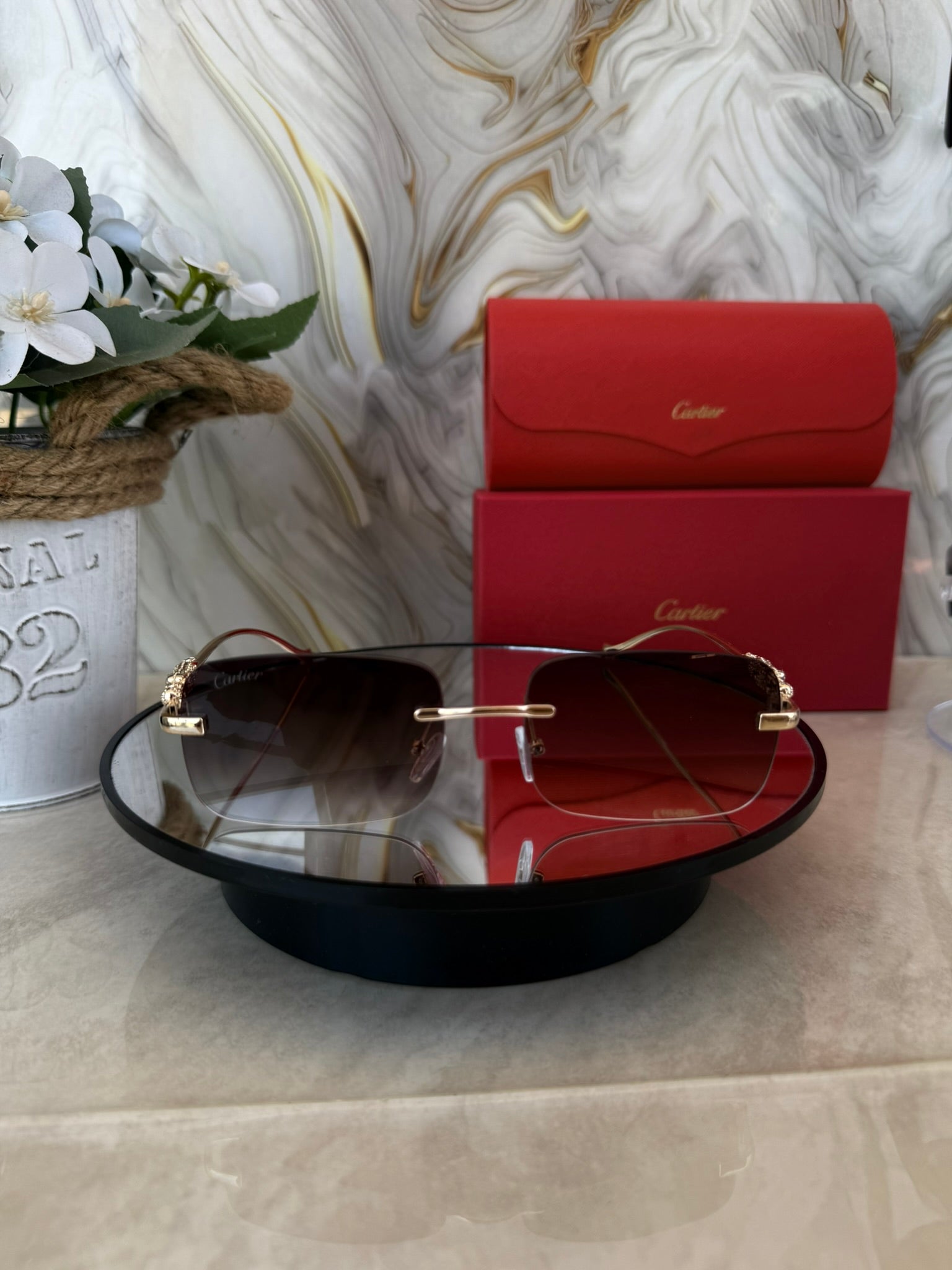 🕶️✨ Gafas Cartier – Diseño Rimless con Detalle Pantera ✨🕶️
