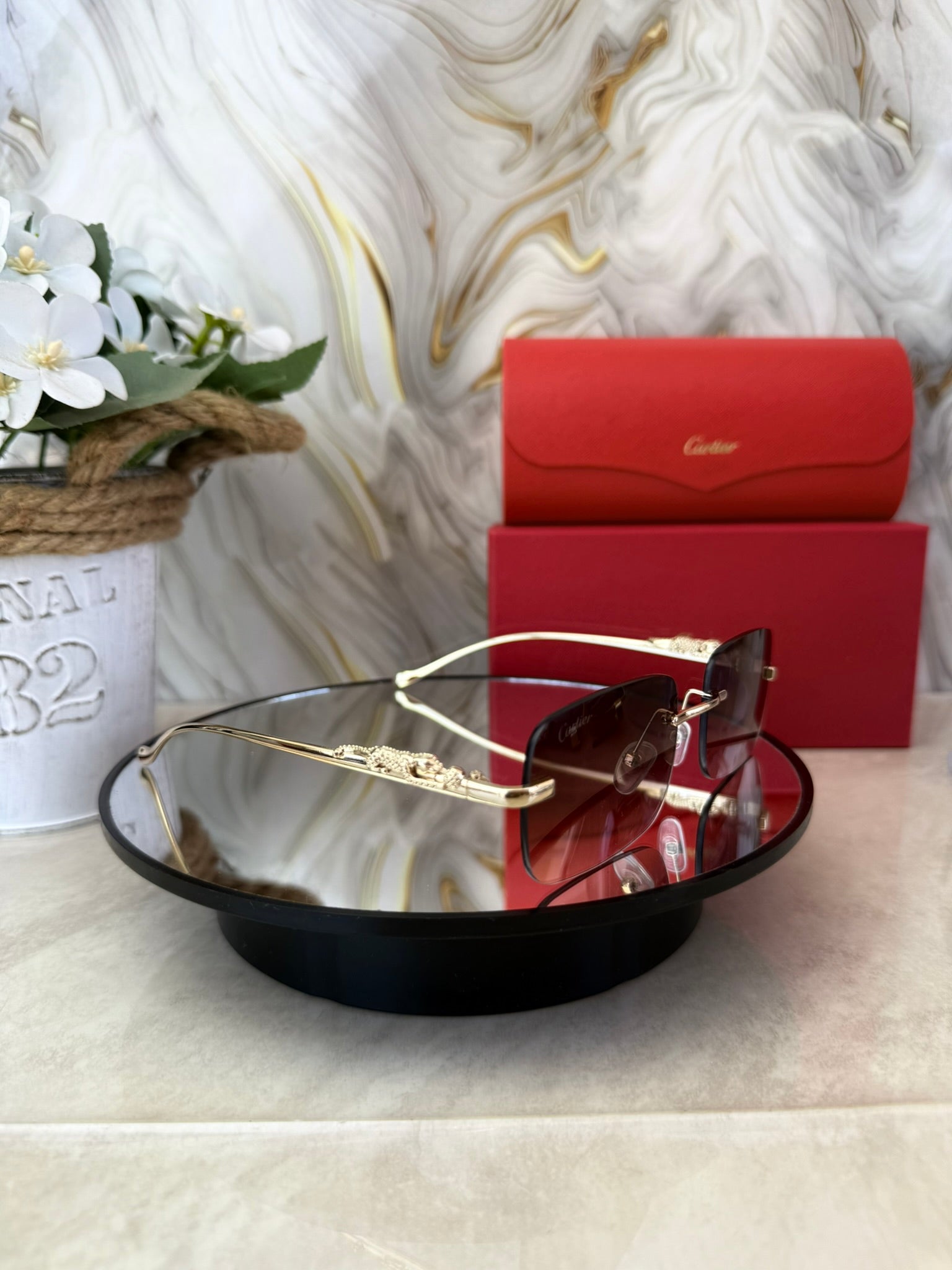 🕶️✨ Gafas Cartier – Diseño Rimless con Detalle Pantera ✨🕶️