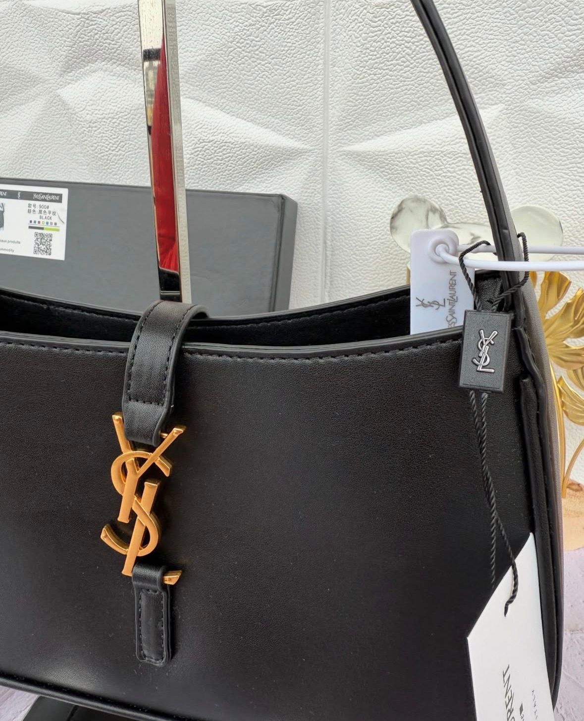 Cartera hombro minimalista con detalle metálico y correa ajustable – bolso elegante mujer estilo lujo