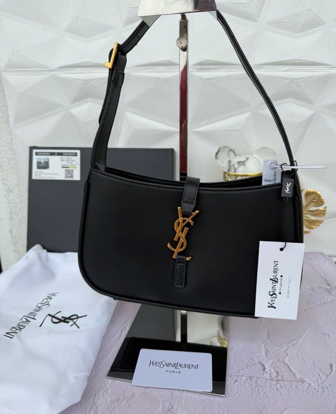 Cartera hombro minimalista con detalle metálico y correa ajustable – bolso elegante mujer estilo lujo