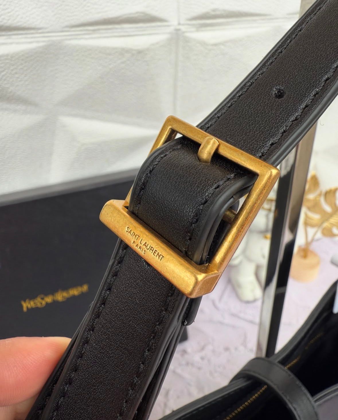 Cartera hombro minimalista con detalle metálico y correa ajustable – bolso elegante mujer estilo lujo